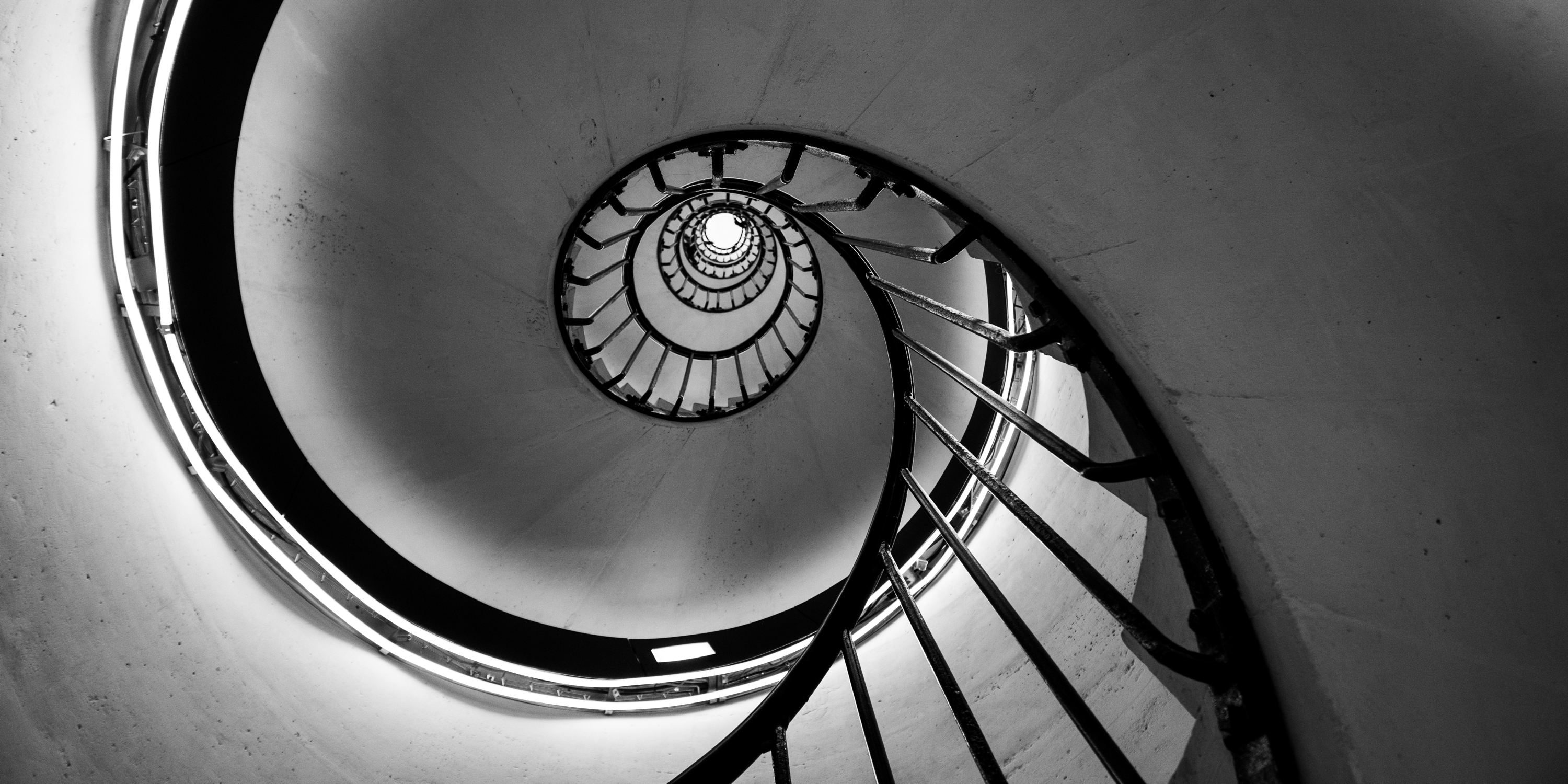 Foto der Spiralform einer Wendeltreppe von unten