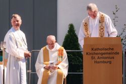 Priester am Sprechpult