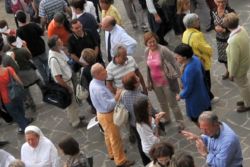 Menschengruppe draußen