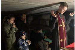 Priester u. Betende im Keller